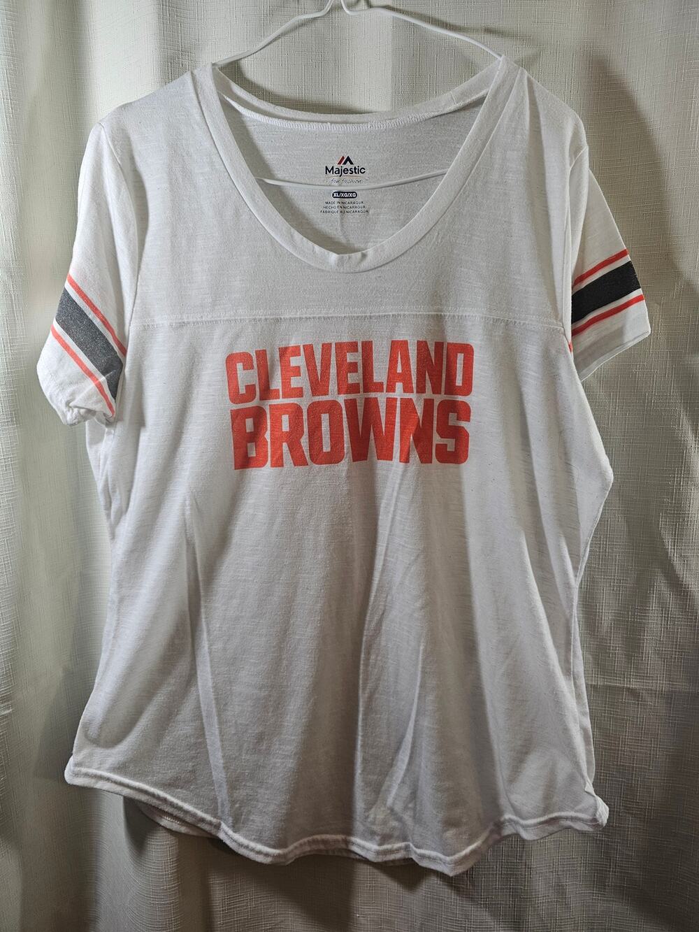 WOMEN'S MAJESTIC CLEVE BROWNS FOOTBALL WHITE VNECK TSHIRT SZ XL